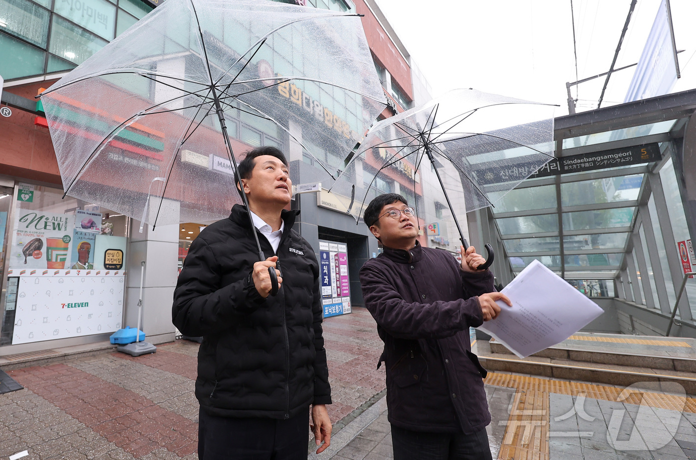 (서울=뉴스1) 김성진 기자 = 오세훈 서울시장이 9일 서울 동작구 신대방삼거리역 역세권 활성화사업구역을 현장 방문해 사업 설명을 듣고 있다. 2026.4.9/뉴스1