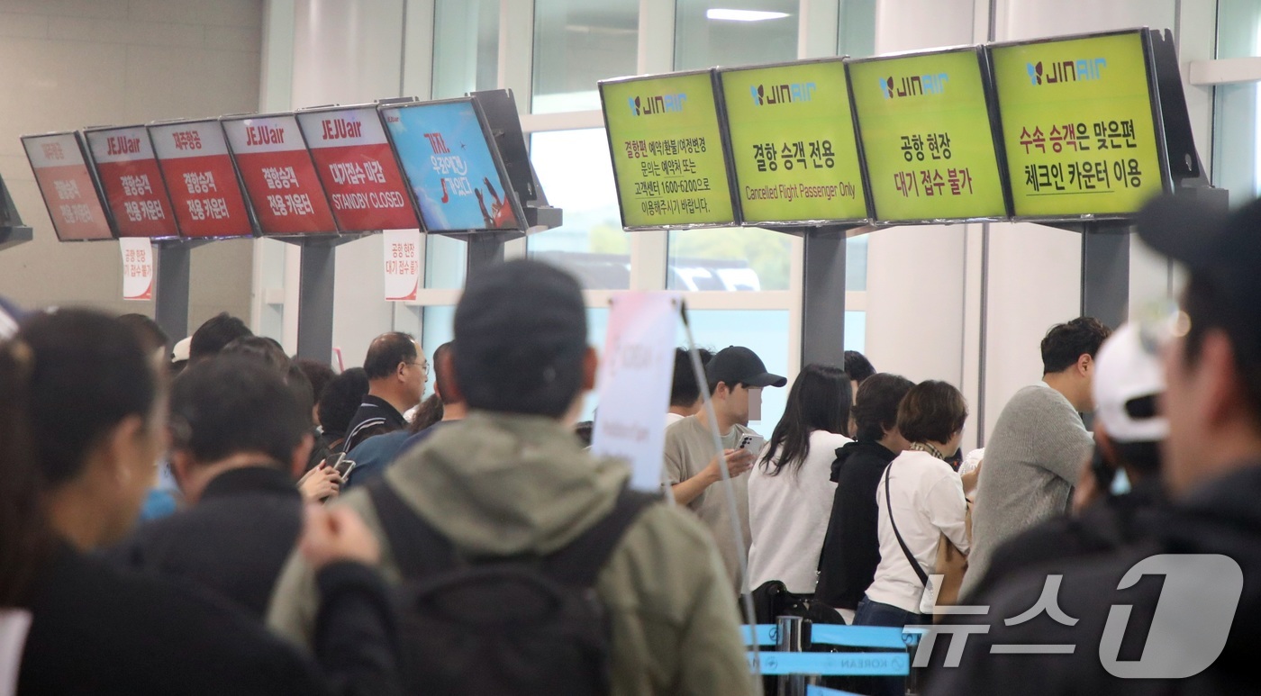 (제주=뉴스1) 고동명 기자 = 9일 오후 제주에 강한 비바람이 몰아치는 가운데 제주국제공항에 결항이 속출하고 있다. 한국공항공사 제주공항에 따르면 이날 오후 2시 기준 출도착 포 …