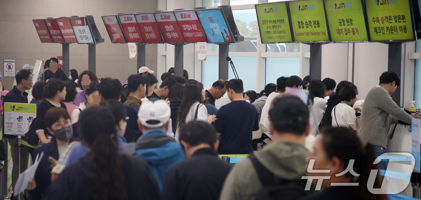 (제주=뉴스1) 고동명 기자 = 9일 오후 제주에 강한 비바람이 몰아치는 가운데 제주국제공항에 결항이 속출하고 있다. 한국공항공사 제주공항에 따르면 이날 오후 2시 기준 출도착 포 …