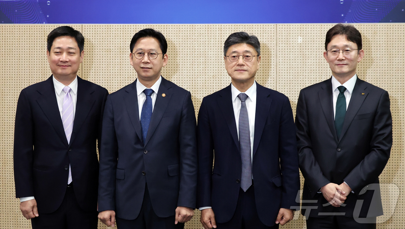 (서울=뉴스1) 김진환 기자 = 배경훈 부총리 겸 과학기술정보통신부 장관(왼쪽 두 번째)이 9일 오후 서울 강남구 한국과학기술회관에서 열린 통신사 CEO 간담회에 앞서 홍범식 LG …