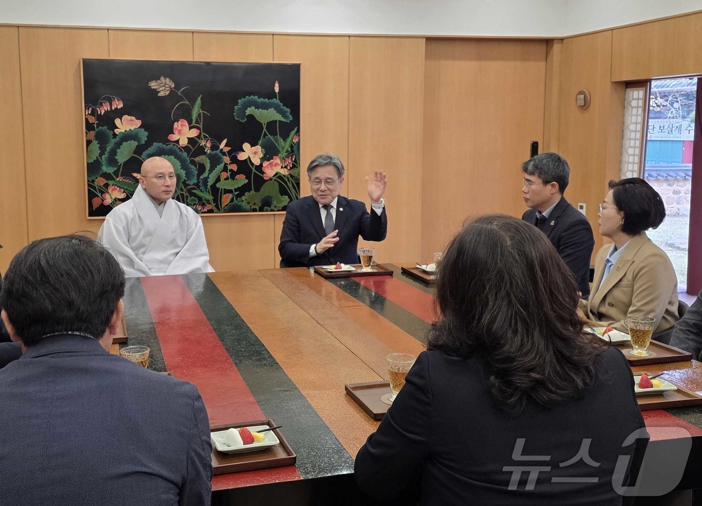 (서울=뉴스1) = 허민 국가유산청장이 9일 오전 경남 양산 통도사를 방문해 주지 현덕스님과 통도사의 문화유산 보존관리 현황에 대해 이야기를 나누고 있다. (국가유산청 제공. 재판 …