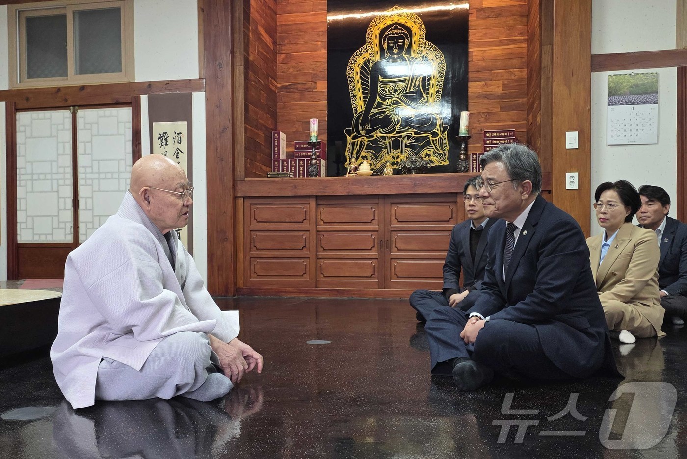 (서울=뉴스1) = 허민 국가유산청장이 9일 오전 경남 양산 통도사를 방문해 대한불교조계종 종정 성파스님을 예방하고 있다. (국가유산청 제공. 재판매 및 DB 금지)  2026.4 …