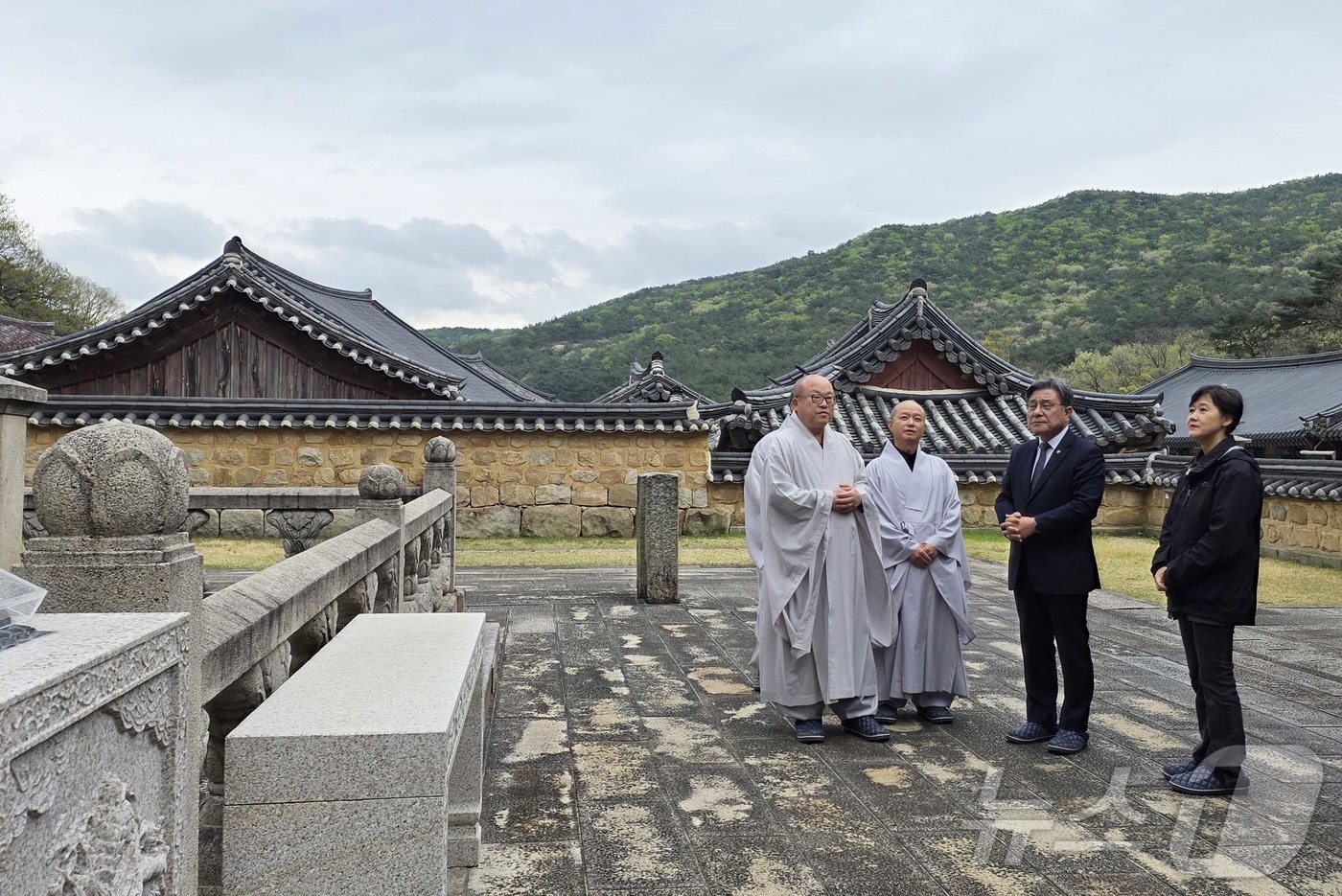 (서울=뉴스1) = 허민 국가유산청장이 9일 오전 경남 양산 통도사를 방문해 사찰 관계자와 내부를 둘러보고 있다. (국가유산청 제공. 재판매 및 DB 금지) 2026.4.9/뉴스1 …