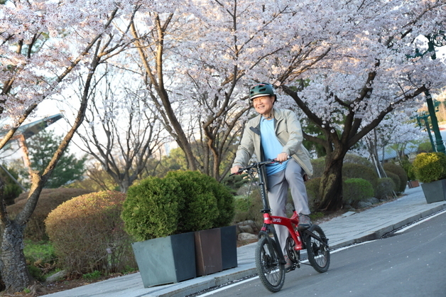 우희종 마사회장, 자전거로 출퇴근…승용차 2부제 앞장