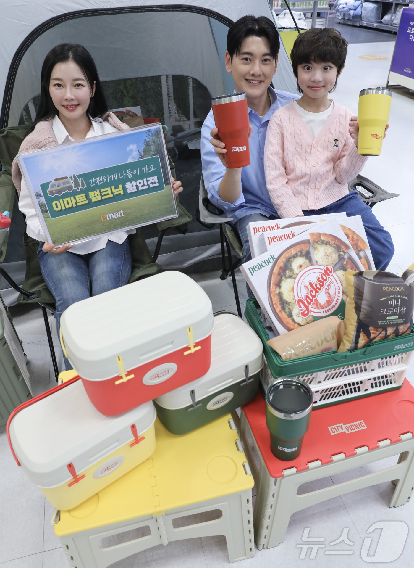 (서울=뉴스1) = 이마트가 9일부터 오는 15일까지 인기 캠핑용품과 먹거리를 최대 할인하는 봄나들이 캠크닉(캠핑+피크닉) 특가전을 진행한다고 밝혔다. 사진은 9일 오전 서울 중구 …