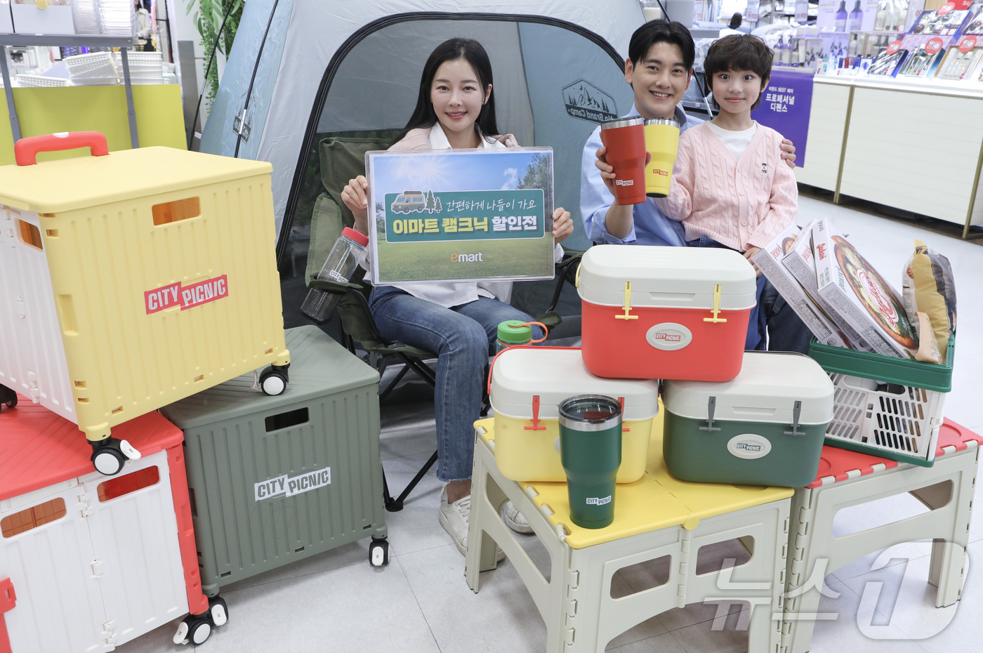(서울=뉴스1) = 이마트가 9일부터 오는 15일까지 인기 캠핑용품과 먹거리를 최대 할인하는 봄나들이 캠크닉(캠핑+피크닉) 특가전을 진행한다고 밝혔다. 사진은 9일 오전 서울 중구 …