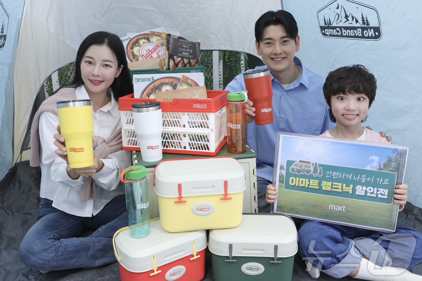 (서울=뉴스1) = 이마트가 9일부터 오는 15일까지 인기 캠핑용품과 먹거리를 최대 할인하는 봄나들이 캠크닉(캠핑+피크닉) 특가전을 진행한다고 밝혔다. 사진은 9일 오전 서울 중구 …