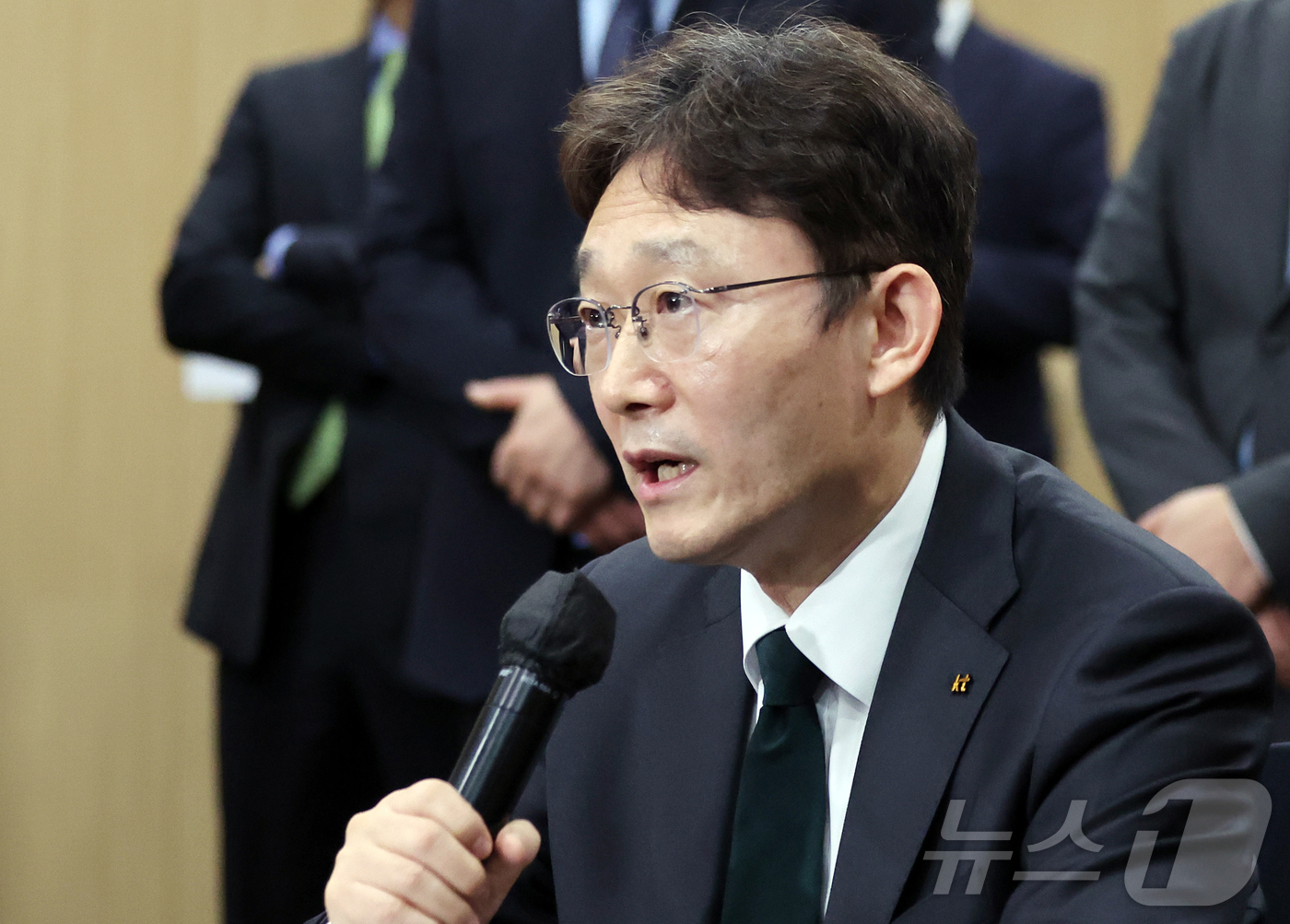 (서울=뉴스1) 김진환 기자 = 박윤영 KT 대표가 9일 오후 서울 강남구 한국과학기술회관에서 열린 부총리 겸 과학기술정보통신부 장관-통신사 CEO 간담회에 참석해 모두발언을 하고 …