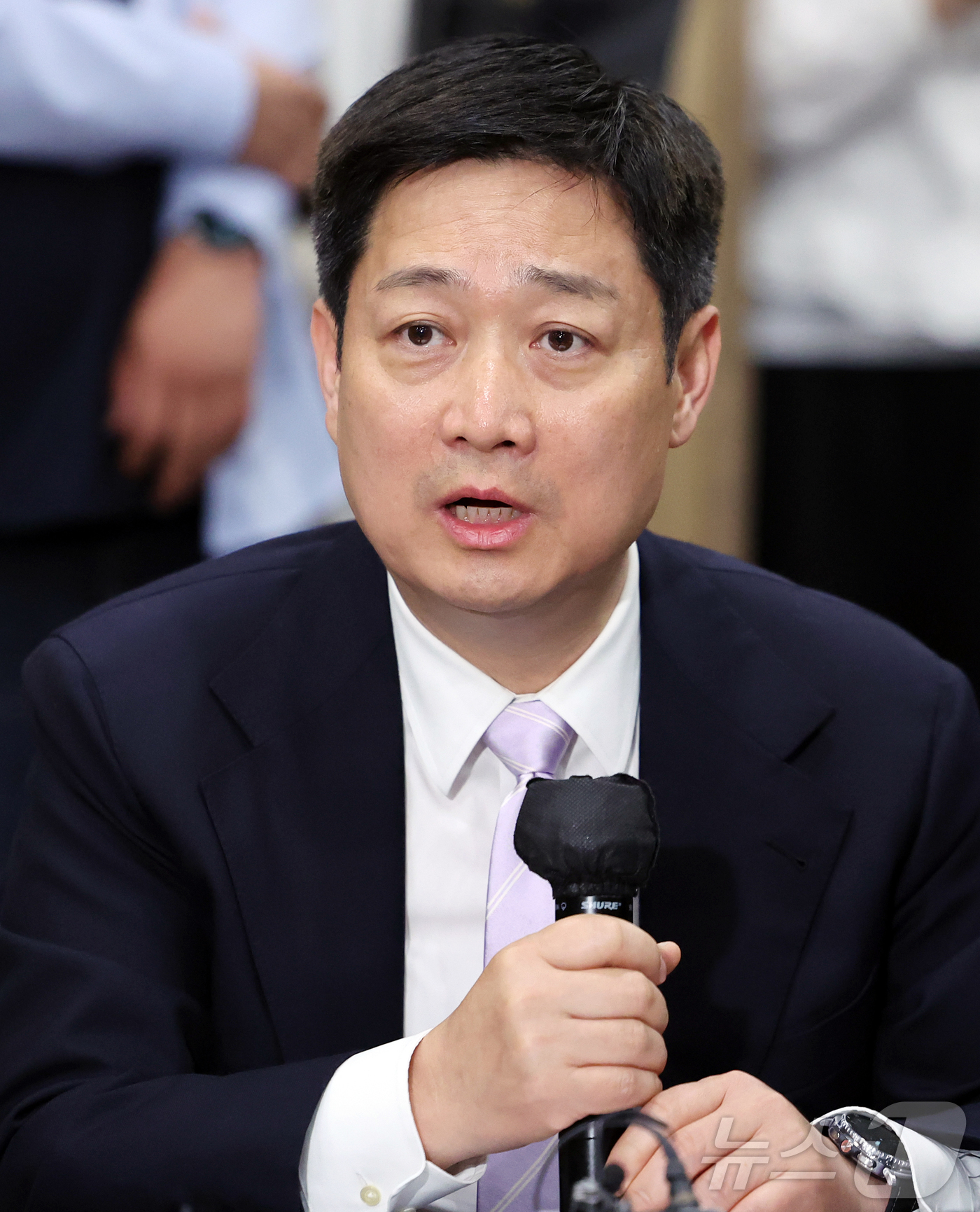 (서울=뉴스1) 김진환 기자 = 홍범식 LG 유플러스 대표가 9일 오후 서울 강남구 한국과학기술회관에서 열린 부총리 겸 과학기술정보통신부 장관-통신사 CEO 간담회에 참석해 모두발 …