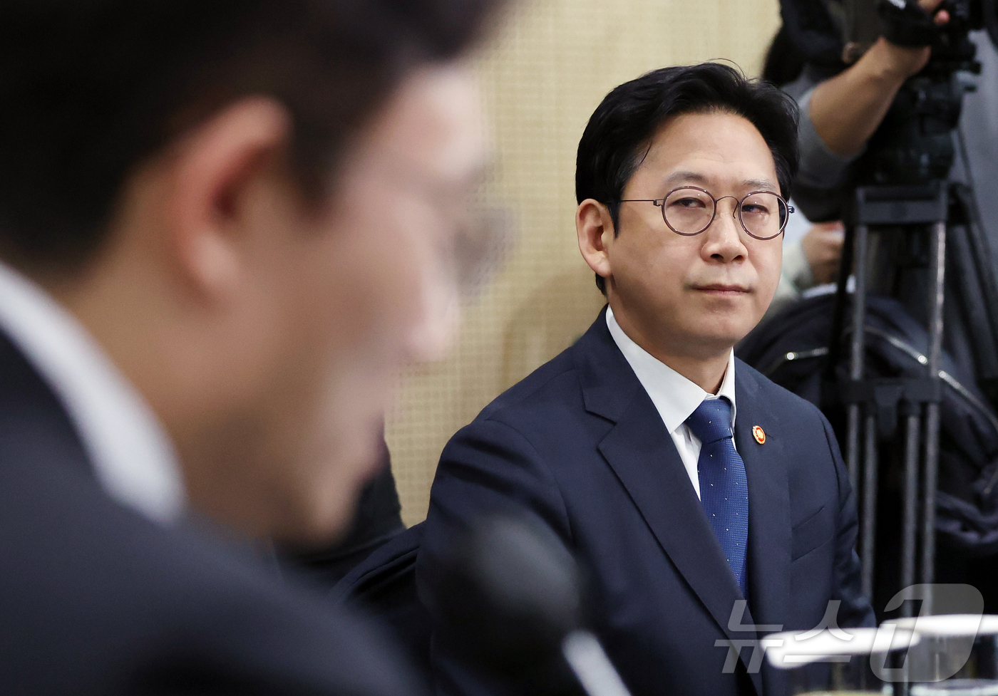 (서울=뉴스1) 김진환 기자 = 배경훈 부총리 겸 과학기술정보통신부 장관이 9일 오후 서울 강남구 한국과학기술회관에서 열린 통신사 CEO 간담회에서 박윤영 KE 대표의 모두발언을 …