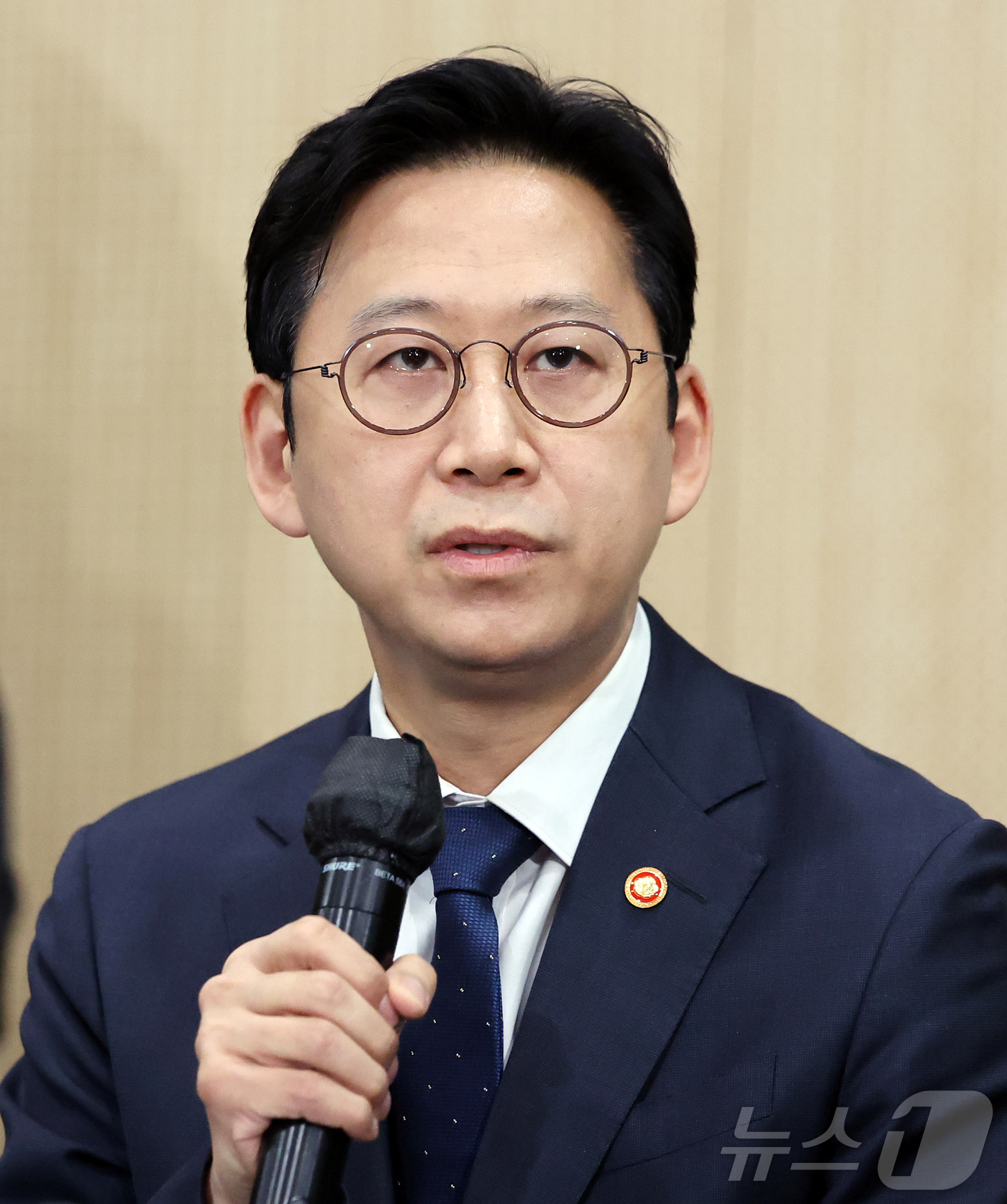 (서울=뉴스1) 김진환 기자 = 배경훈 부총리 겸 과학기술정보통신부 장관이 9일 오후 서울 강남구 한국과학기술회관에서 열린 통신사 CEO 간담회에 앞서 모두발언을 하고 있다. 20 …