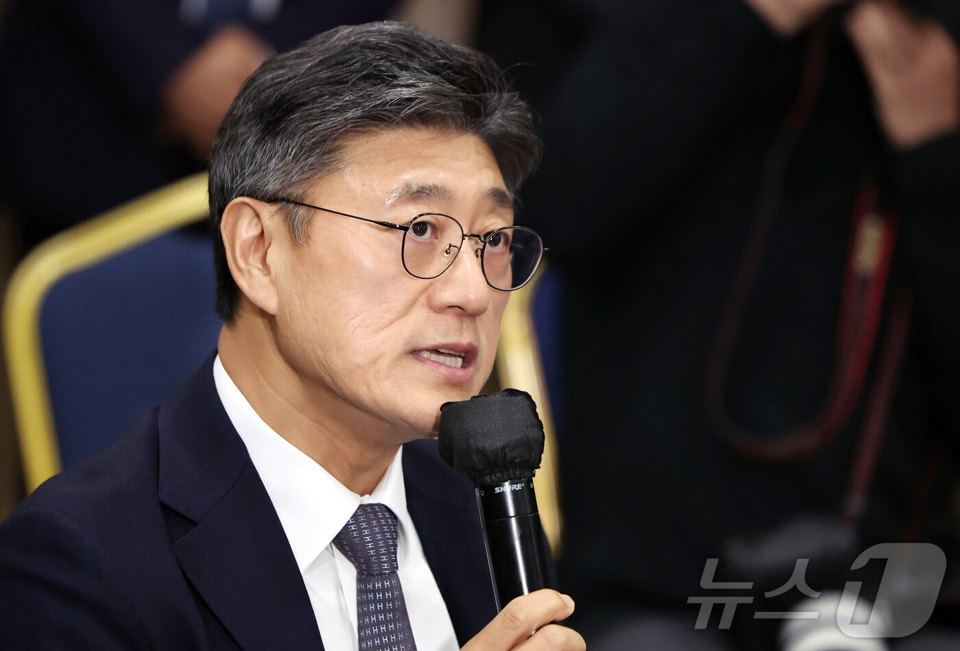 본문 이미지 - 정재헌 SK텔레콤 대표가 9일 오후 서울 강남구 한국과학기술회관에서 열린 부총리 겸 과학기술정보통신부 장관-통신사 CEO 간담회에 참석해 모두발언을 하고 있다. 2026.4.9 ⓒ 뉴스1 김진환 기자