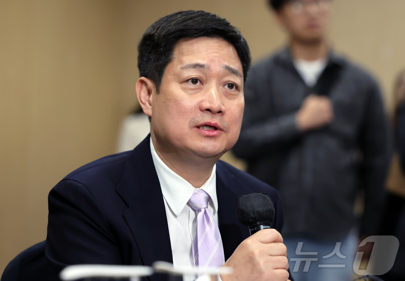 (서울=뉴스1) 김진환 기자 = 홍범식 LG 유플러스 대표가 9일 오후 서울 강남구 한국과학기술회관에서 열린 부총리 겸 과학기술정보통신부 장관-통신사 CEO 간담회에 참석해 모두발 …