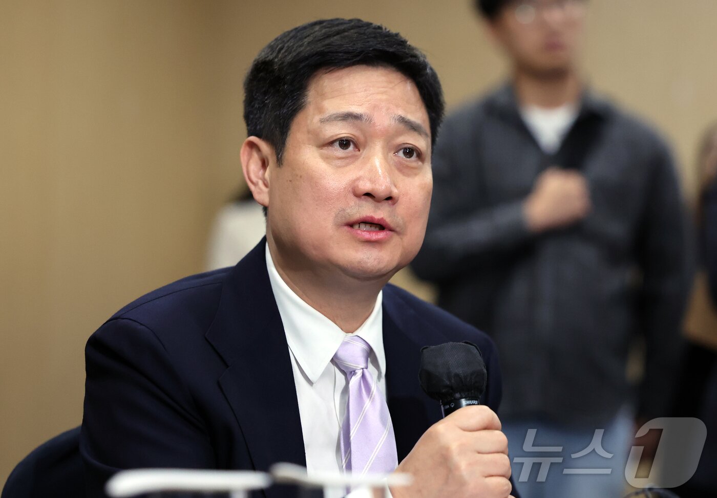 본문 이미지 - 홍범식 LG 유플러스 대표가 9일 오후 서울 강남구 한국과학기술회관에서 열린 부총리 겸 과학기술정보통신부 장관-통신사 CEO 간담회에 참석해 모두발언을 하고 있다. 2026.4.9 ⓒ 뉴스1 김진환 기자