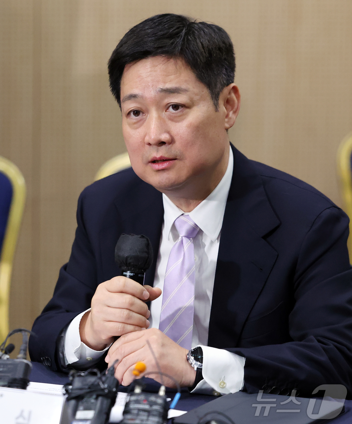 (서울=뉴스1) 김진환 기자 = 홍범식 LG 유플러스 대표가 9일 오후 서울 강남구 한국과학기술회관에서 열린 부총리 겸 과학기술정보통신부 장관-통신사 CEO 간담회에 참석해 모두발 …