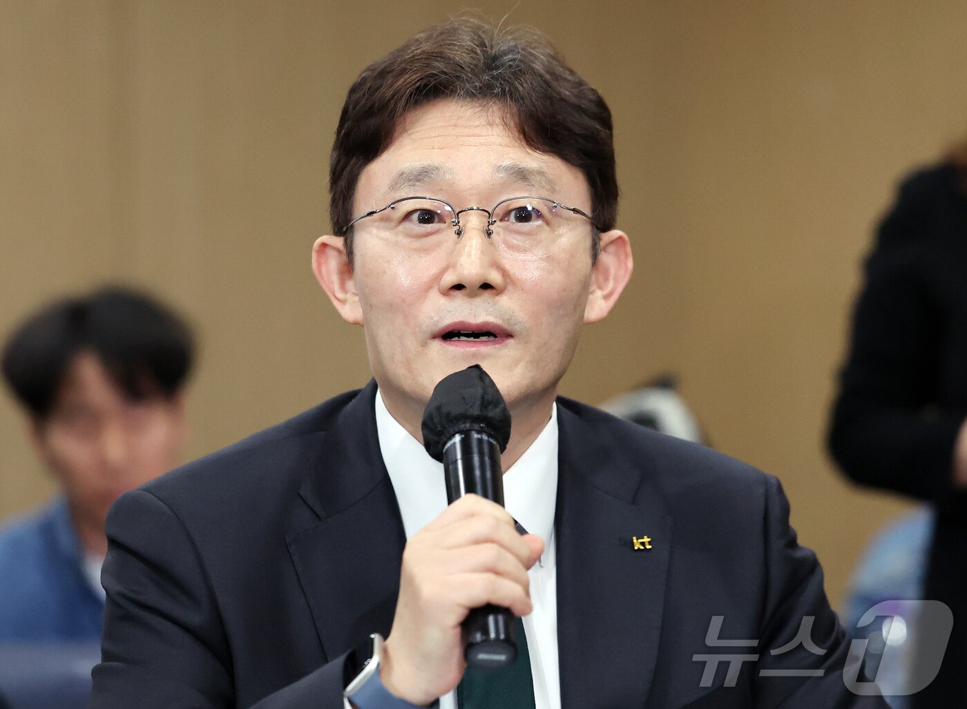 본문 이미지 - 박윤영 KT 대표가 9일 오후 서울 강남구 한국과학기술회관에서 열린 부총리 겸 과학기술정보통신부 장관-통신사 CEO 간담회에 참석해 인사말을 하고 있다. 2026.4.9 ⓒ 뉴스1 김진환 기자