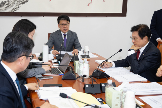 인사말하는 진성준 국회 예결위원장