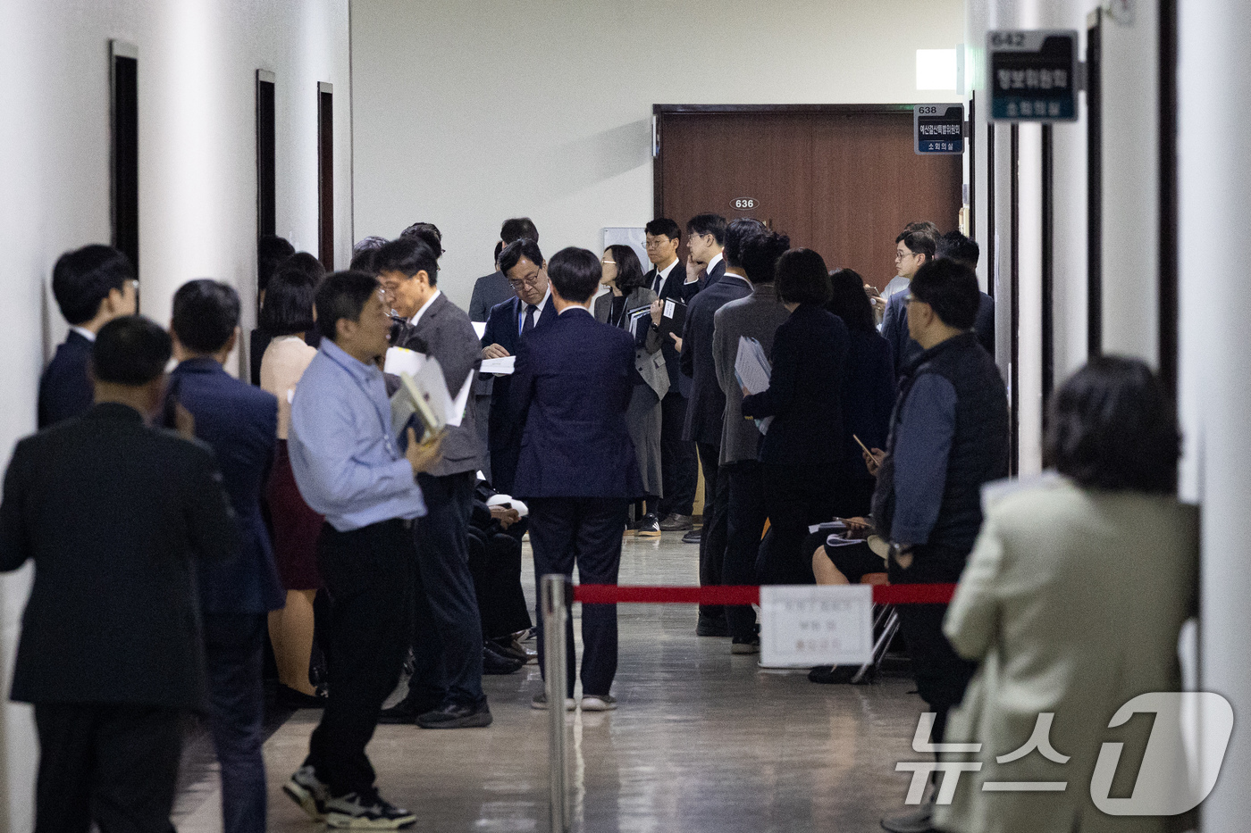 (서울=뉴스1) 유승관 기자 = 9일 서울 여의도 국회에서 열린 제434회 국회(임시회) 예산결산특별위원회 제1차 2026년도 제1회 추가경정예산안 등 조정소위원회 회의장 앞 복도 …