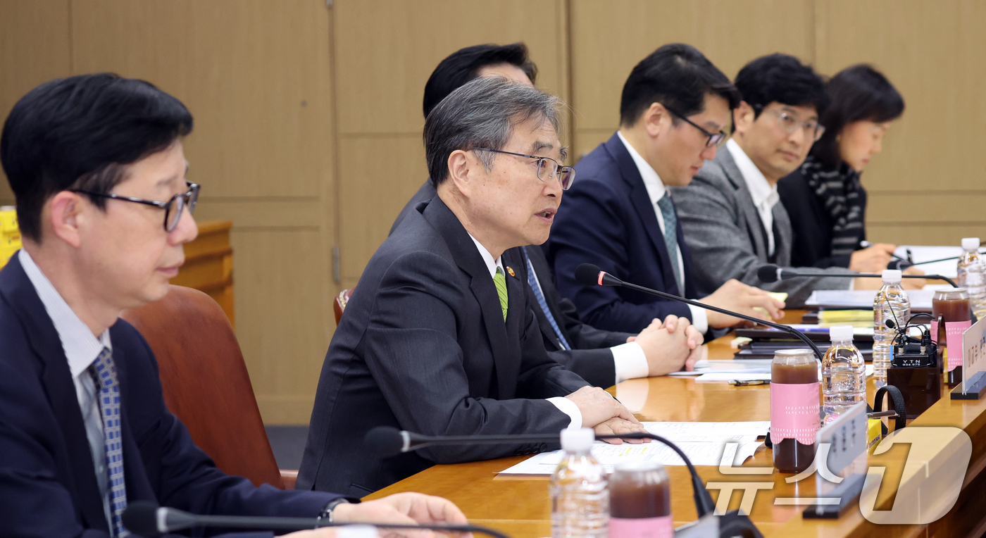 (서울=뉴스1) 김명섭 기자 = 조현 외교부 장관이 9일 오후 서울 종로구 정부서울청사 별관 외교부에서 열린 중동전쟁관련 전문가 간담회에서 모두 발언을 하고 있다.  2026.4. …