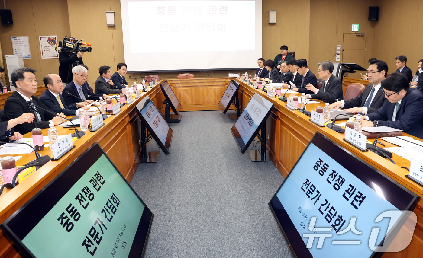 (서울=뉴스1) 김명섭 기자 = 조현 외교부 장관이 9일 오후 서울 종로구 정부서울청사 별관 외교부에서 열린 중동전쟁관련 전문가 간담회에서 모두 발언을 하고 있다.  2026.4. …