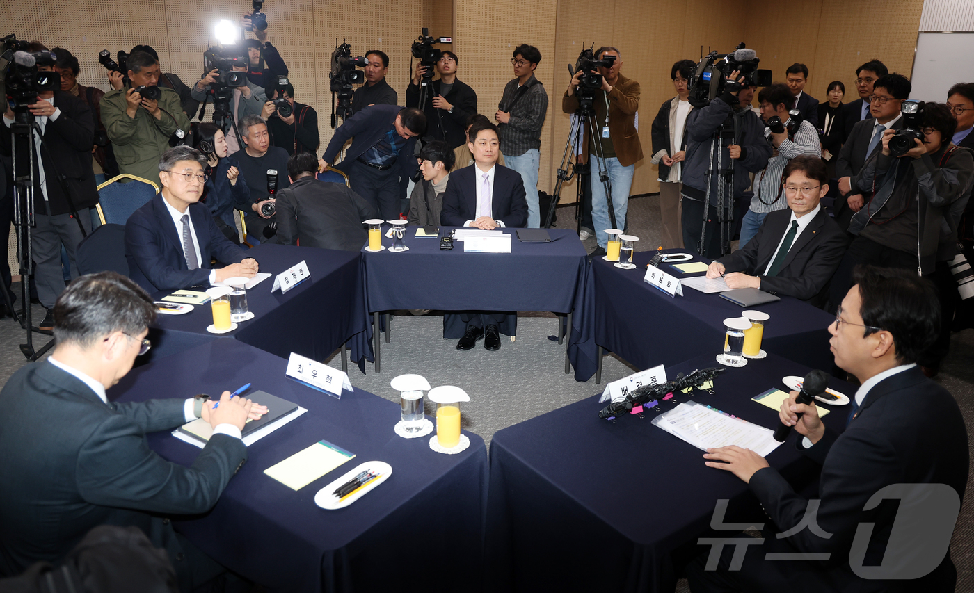 (서울=뉴스1) 김진환 기자 = 9일 오후 서울 강남구 한국과학기술회관에서 배경훈 부총리 겸 과학기술정보통신부 장관-통신 3사 CEO 간담회가 열리고 있다. 2026.4.9/뉴스1 …