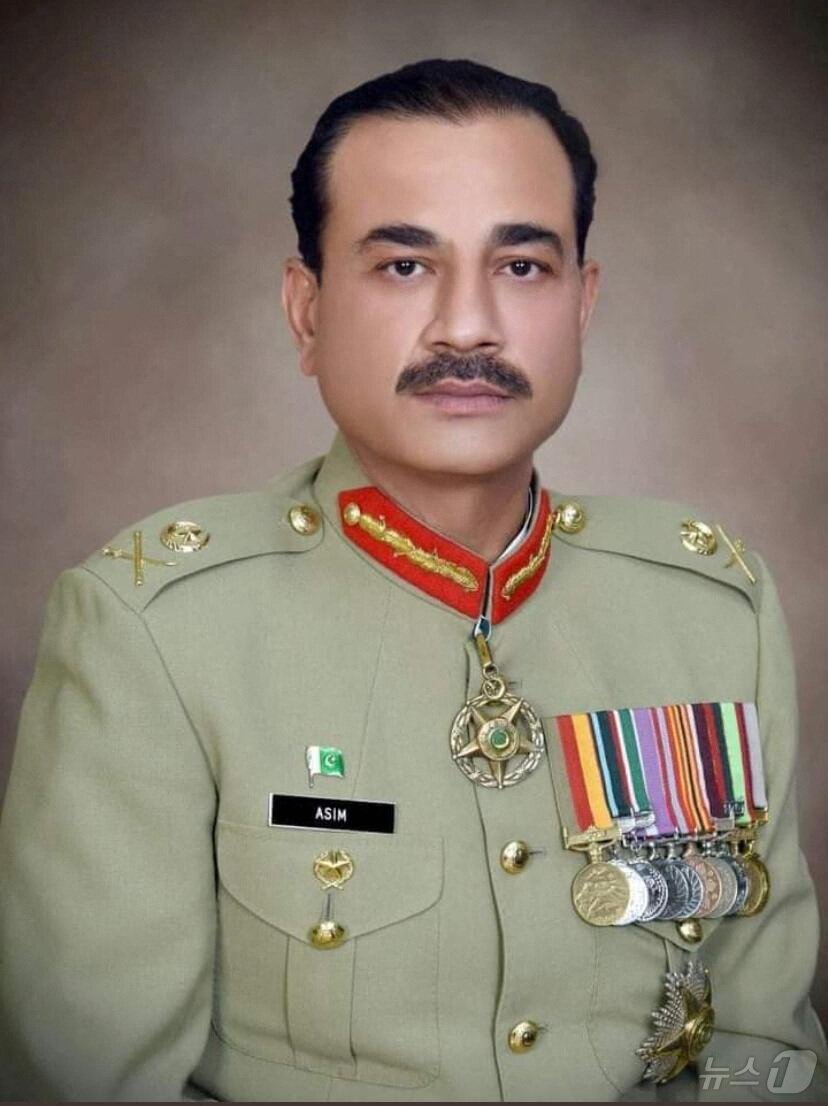 본문 이미지 - 아심 무니르 파키스탄 육군 참모총장. 2022.11.24 ⓒ 로이터=뉴스1