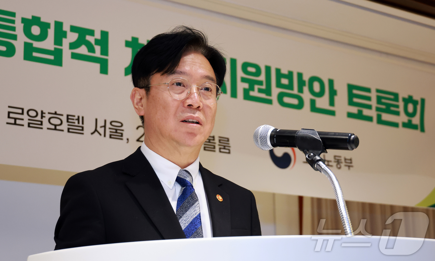 (서울=뉴스1) = 김영훈 고용노동부 장관이 9일 오후 서울 중구 로얄호텔에서 열린 이주노동정책의 미래, 통합적 체류지원방안 토론회에서 발언을 하고 있다. (고용노동부 제공. 재판 …