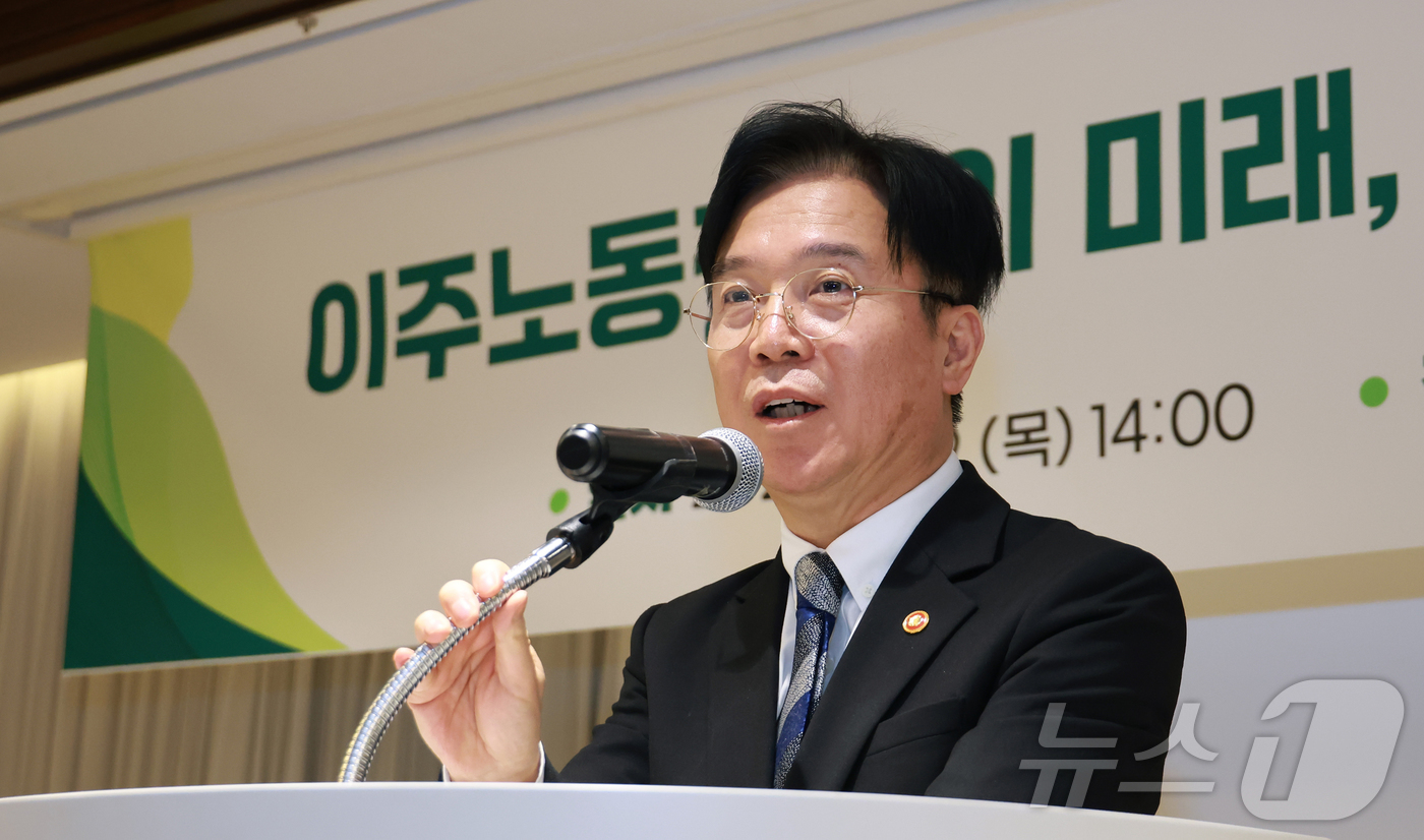 (서울=뉴스1) = 김영훈 고용노동부 장관이 9일 오후 서울 중구 로얄호텔에서 열린 이주노동정책의 미래, 통합적 체류지원방안 토론회에서 발언을 하고 있다. (고용노동부 제공. 재판 …
