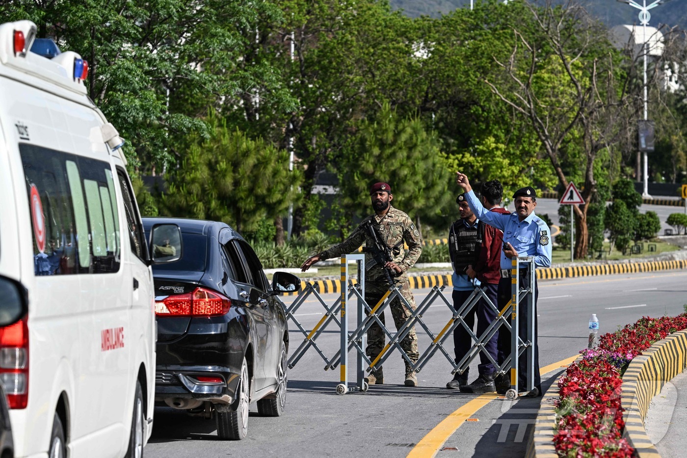 (이슬라마바드 AFP=뉴스1) 김지완 기자 = 9일(현지시간) 미국과 이란의 고위급 회담이 열릴 예정인 파키스탄 이슬라마바드 도심 '레드존'의 한 도로에서 경찰이 차량에게 돌아가라 …