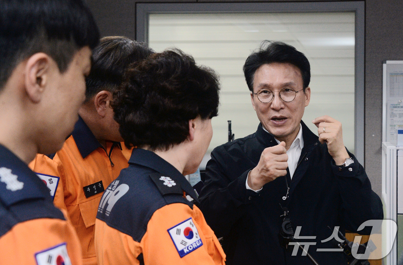 (전주=뉴스1) 유경석 기자 = 김민석 국무총리가 9일 전북 전주시 전북특별자치도 소방본부 구급상황관리센터를 찾아 응급환자 이송체계 운영현황 점검을 하고 있다. (전북사진기자단 공 …