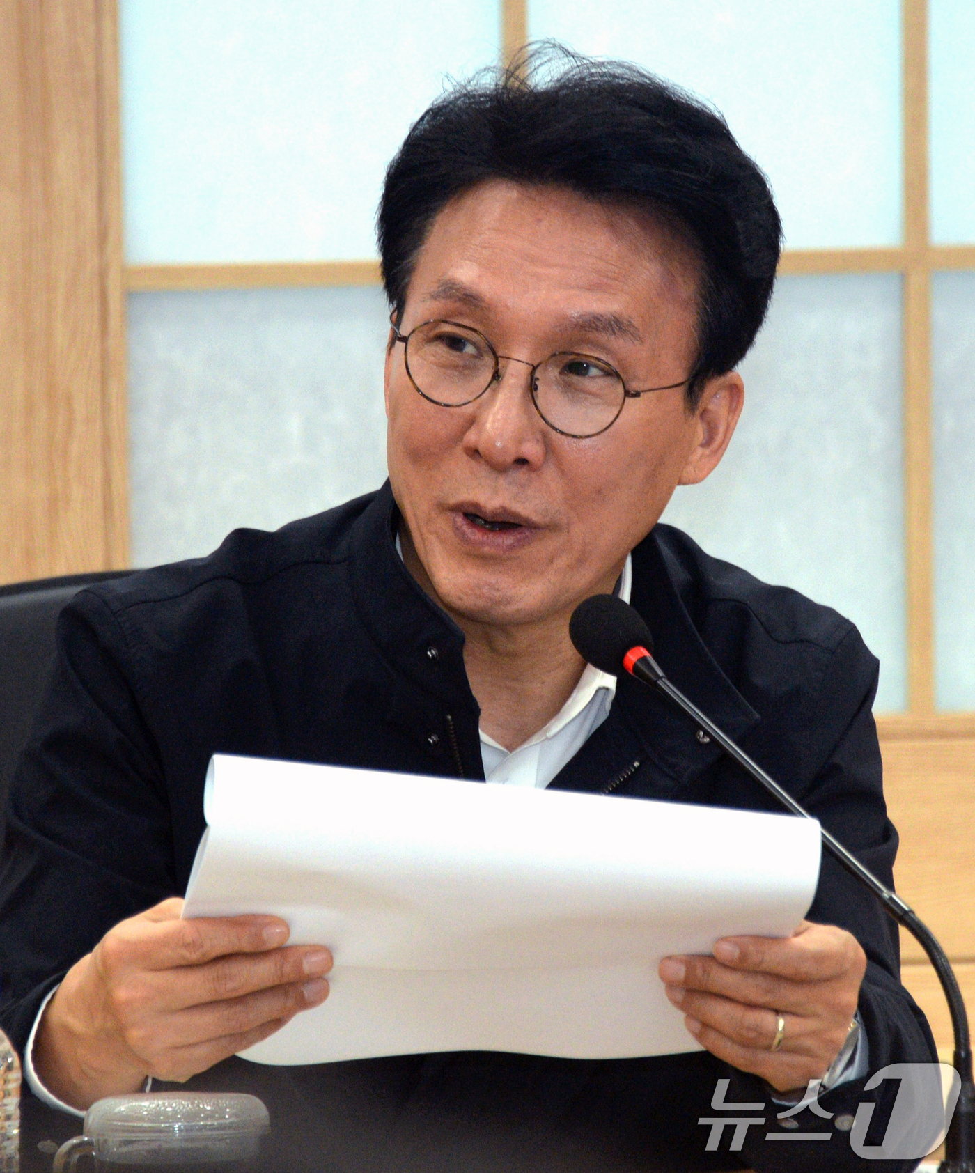 (전주=뉴스1) 유경석 기자 = 김민석 국무총리가 9일 전북 전주시 전북특별자치도 소방본부 구급상황관리센터를 찾아 응급환자 이송체계 운영현황 점검을 하고 있다. (전북사진기자단 공 …
