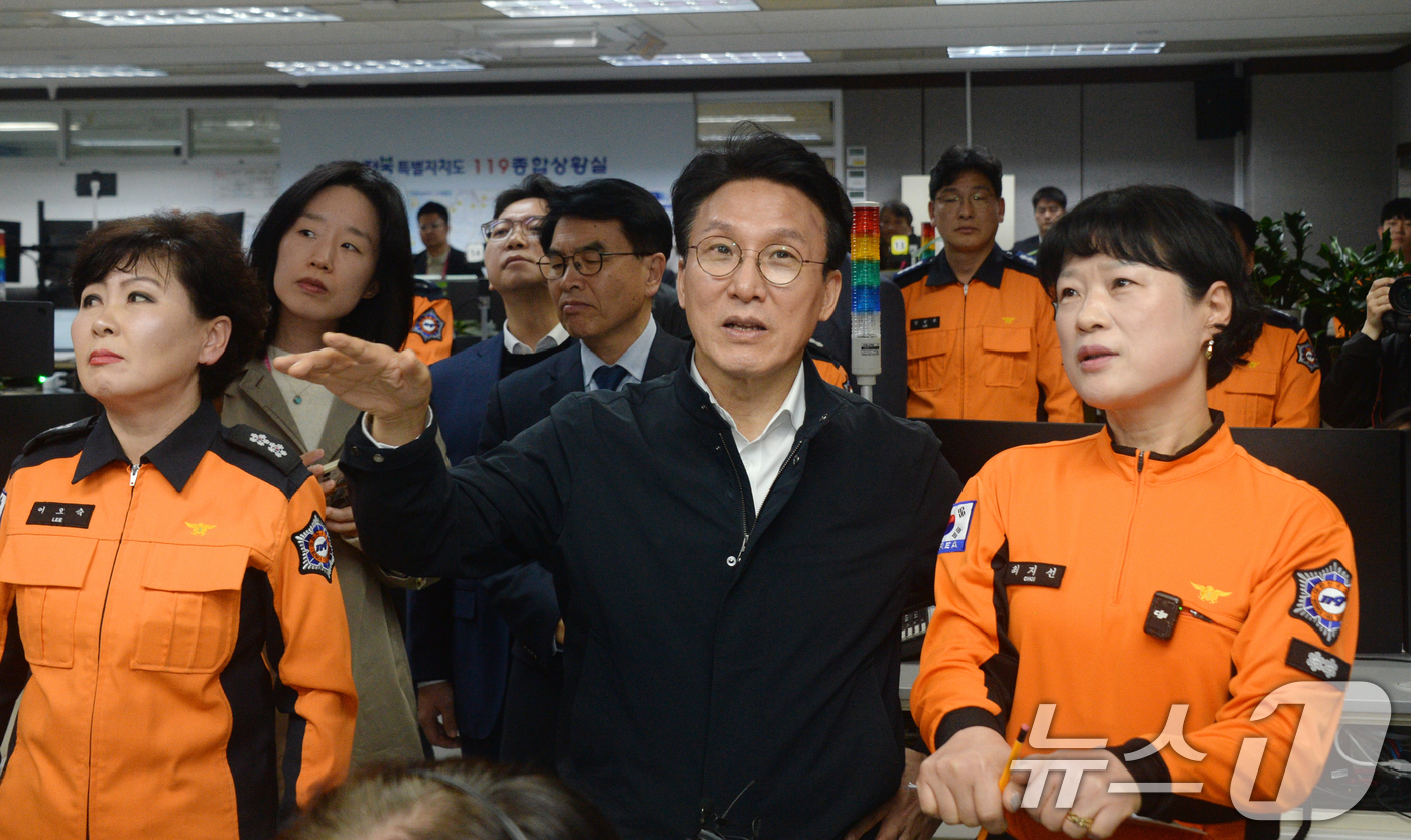 (전주=뉴스1) 유경석 기자 = 김민석 국무총리가 9일 전북 전주시 전북특별자치도 소방본부 구급상황관리센터를 찾아 응급환자 이송체계 운영현황 점검을 하고 있다. (전북사진기자단 공 …