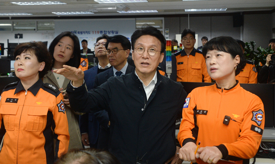 응급환자 이송체계 운영현황 관련 질의하는 김민석 총리