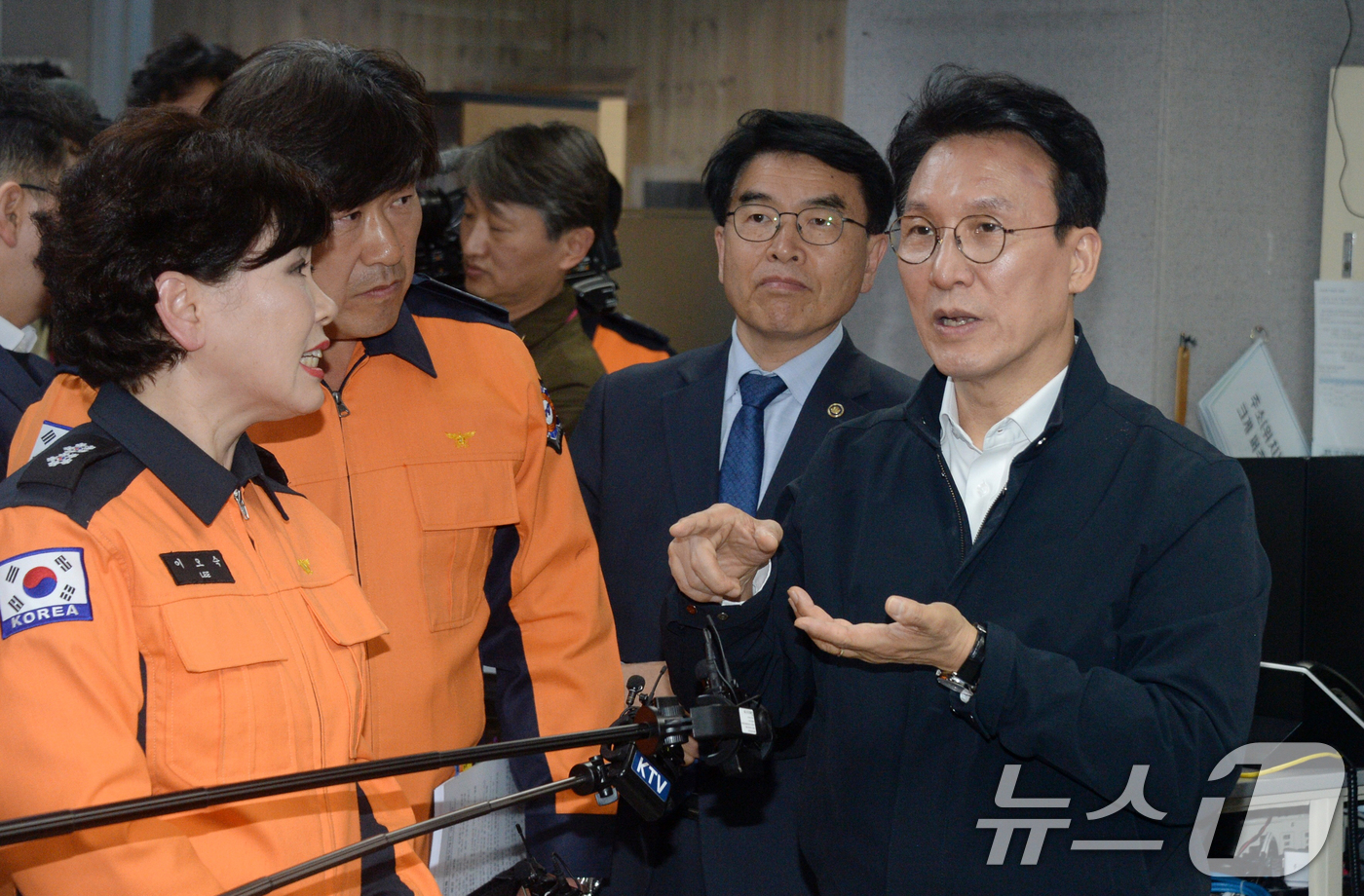 (전주=뉴스1) 유경석 기자 = 김민석 국무총리가 9일 전북 전주시 전북특별자치도 소방본부 구급상황관리센터를 찾아 응급환자 이송체계 운영현황 점검을 하고 있다. (전북사진기자단 공 …