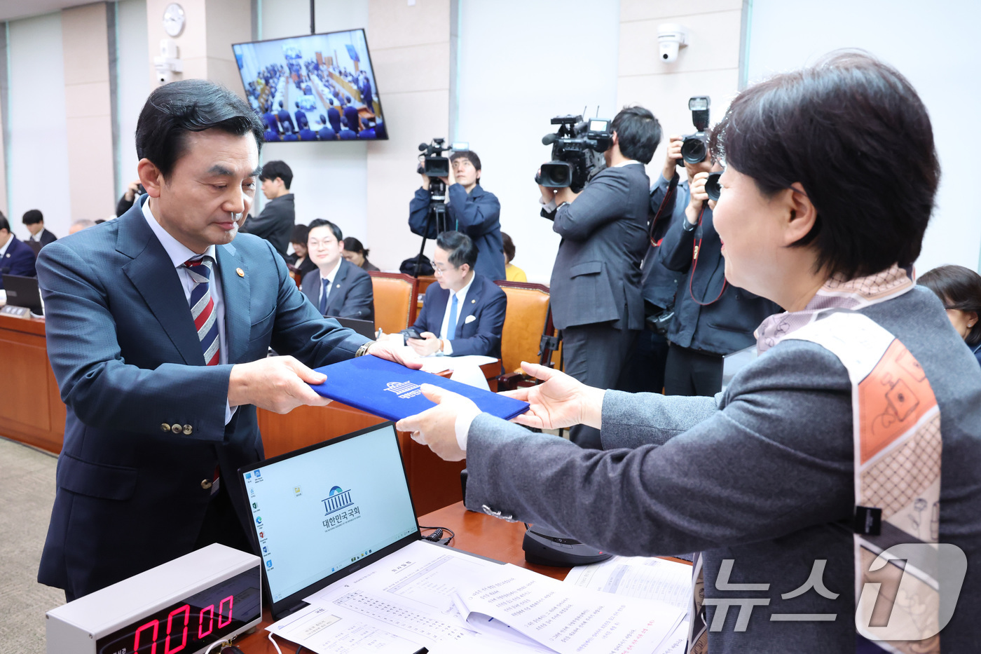 (서울=뉴스1) 신웅수 기자 = 안규백 국방부 장관이 9일 서울 여의도 국회에서 열린 윤석열정권정치검찰조작기소의혹사건진상규명국정조사특별위원회 전체회의에서 증인 선서문을 서영교 위원 …