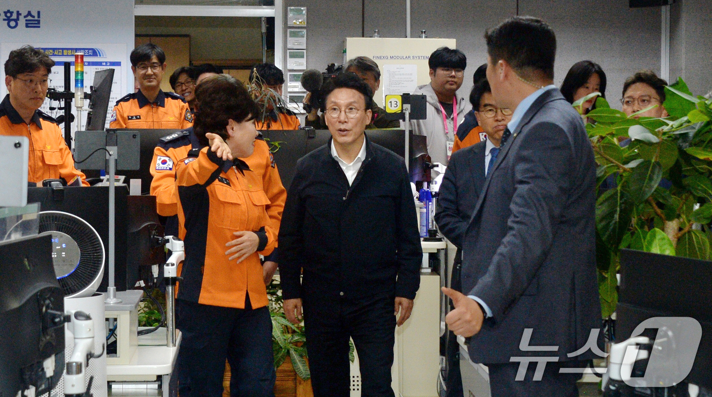 (전주=뉴스1) 유경석 기자 = 김민석 국무총리가 9일 전북 전주시 전북특별자치도 소방본부 구급상황관리센터를 찾아 응급환자 이송체계 운영현황 점검을 하고 있다. (전북사진기자단 공 …