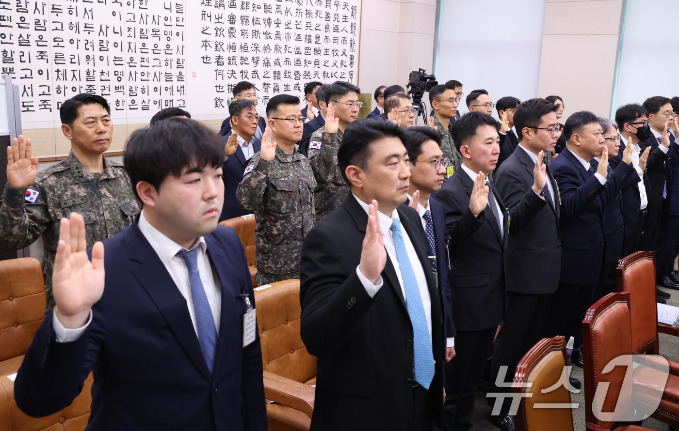 (서울=뉴스1) 신웅수 기자 = 9일 서울 여의도 국회에서 열린 윤석열정권정치검찰조작기소의혹사건진상규명국정조사특별위원회 전체회의에서 증인들이 증인 선서를 하고 있다. 2026.4. …