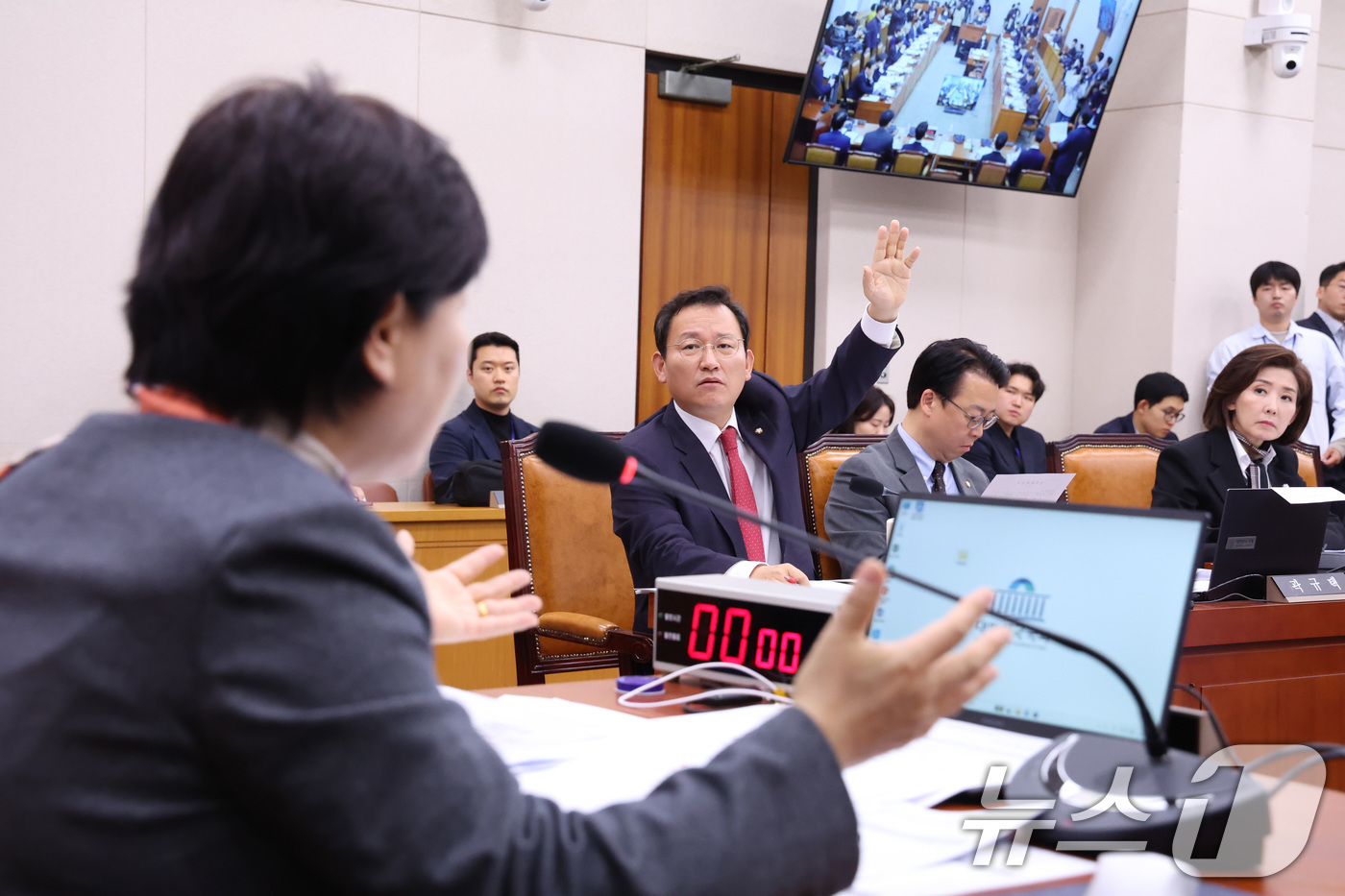 (서울=뉴스1) 신웅수 기자 = 9일 서울 여의도 국회에서 열린 윤석열정권정치검찰조작기소의혹사건진상규명국정조사특별위원회 전체회의에서 김형동 국민의힘 간사가 서영교 위원장에게 발언권 …