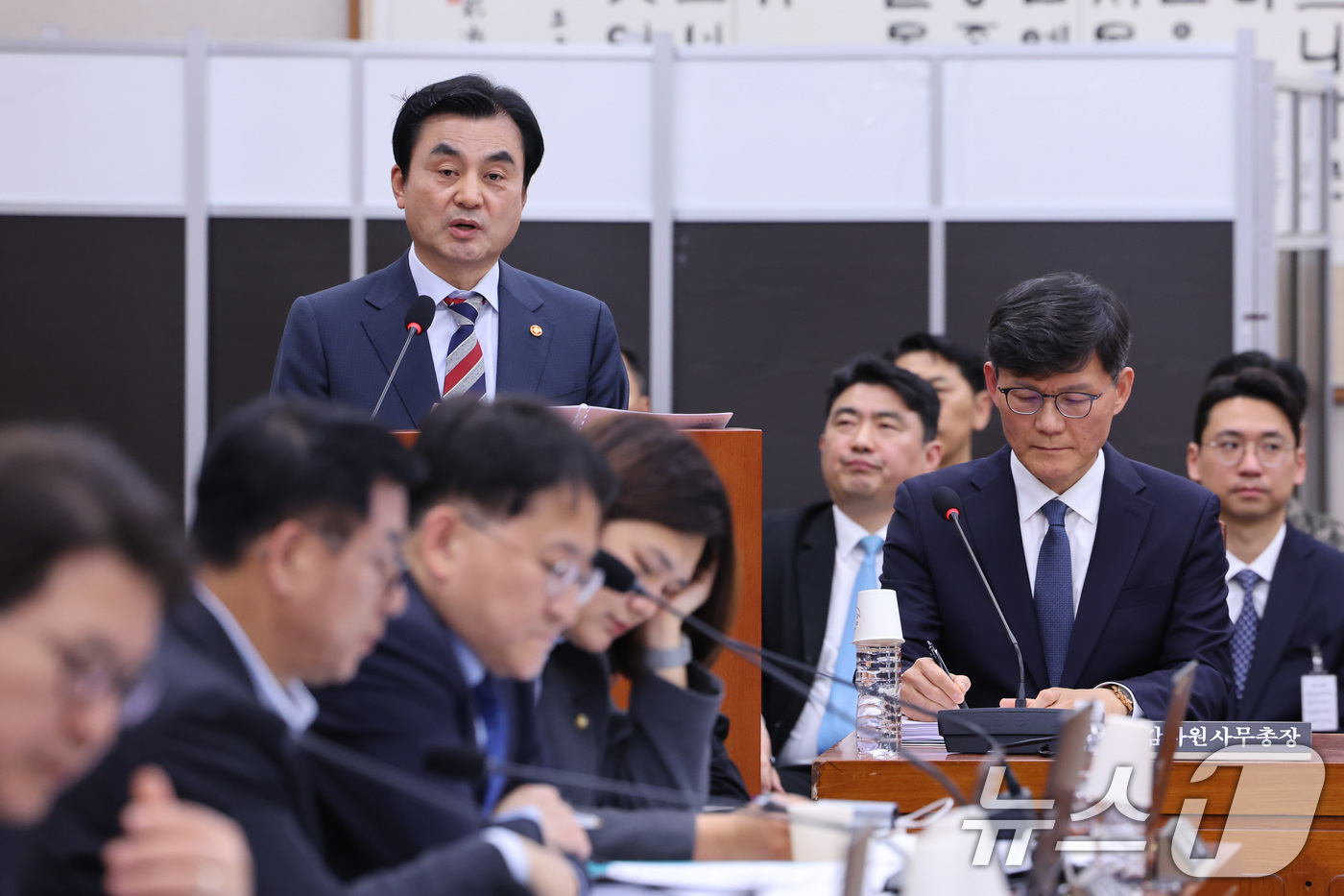 (서울=뉴스1) 신웅수 기자 = 안규백 국방부 장관이 9일 서울 여의도 국회에서 열린 윤석열정권정치검찰조작기소의혹사건진상규명국정조사특별위원회 전체회의에서 업무보고를 하고 있다. 2 …
