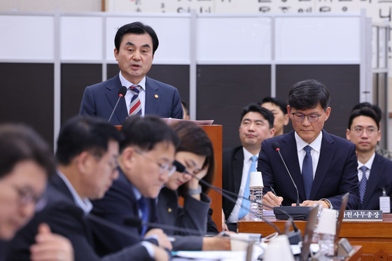 업무보고하는 안규백 국방장관