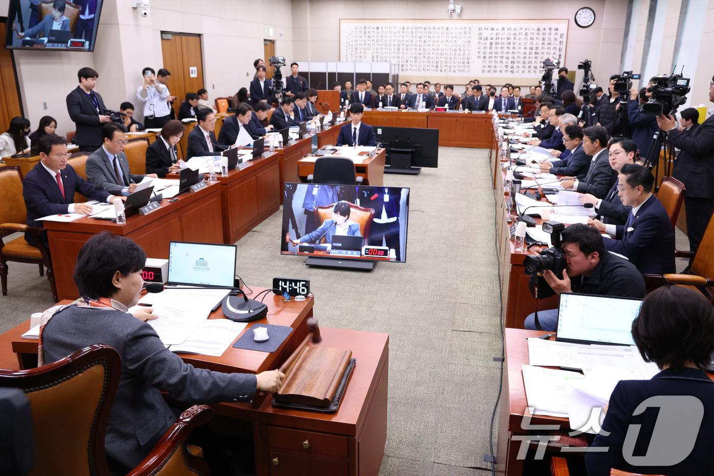 (서울=뉴스1) 신웅수 기자 = 서영교 위원장이 9일 서울 여의도 국회에서 열린 윤석열정권정치검찰조작기소의혹사건진상규명국정조사특별위원회 전체회의에서 의사봉을 두드리고 있다. 202 …