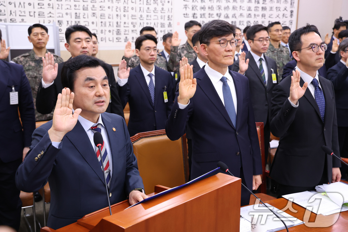 (서울=뉴스1) 신웅수 기자 = 안규백 국방부 장관이 9일 서울 여의도 국회에서 열린 윤석열정권정치검찰조작기소의혹사건진상규명국정조사특별위원회 전체회의에서 증인 선서를 하고 있다. …