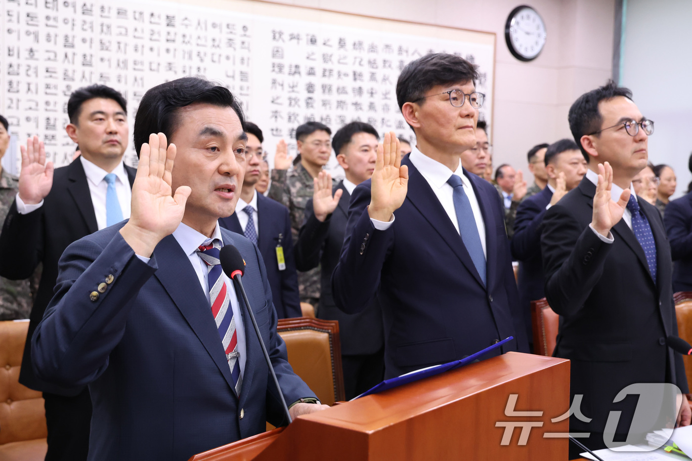 (서울=뉴스1) 신웅수 기자 = 안규백 국방부 장관이 9일 서울 여의도 국회에서 열린 윤석열정권정치검찰조작기소의혹사건진상규명국정조사특별위원회 전체회의에서 증인 선서를 하고 있다. …