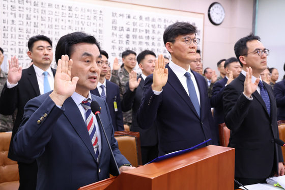 증인 선서하는 안규백 장관