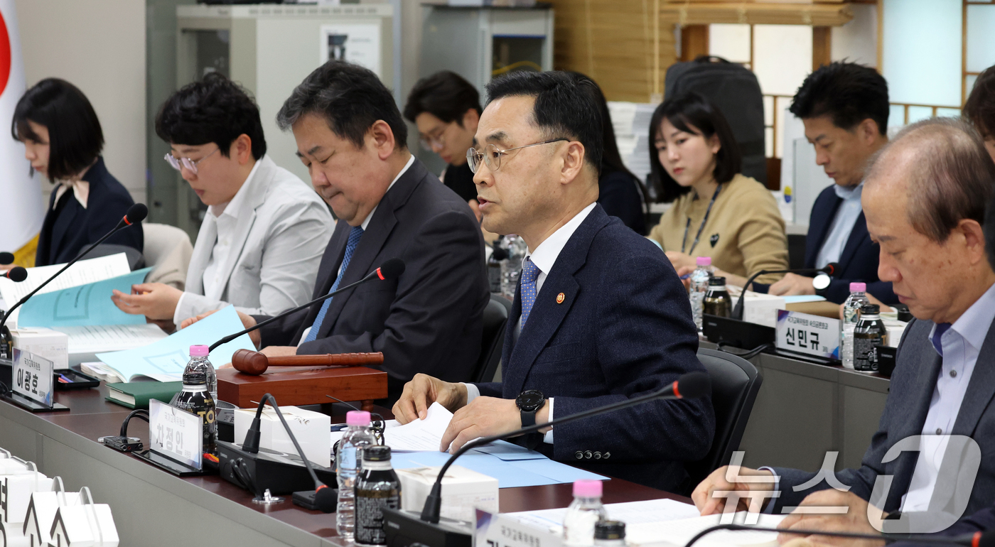 (서울=뉴스1) 김명섭 기자 = 차정인 국가교육위원장이 9일 오후 서울 종로구 세종대로 정부서울청사에서 열린 제 67차 회의에서 모두 발언을 하고 있다. 이날 회의에서는 사교육 특 …