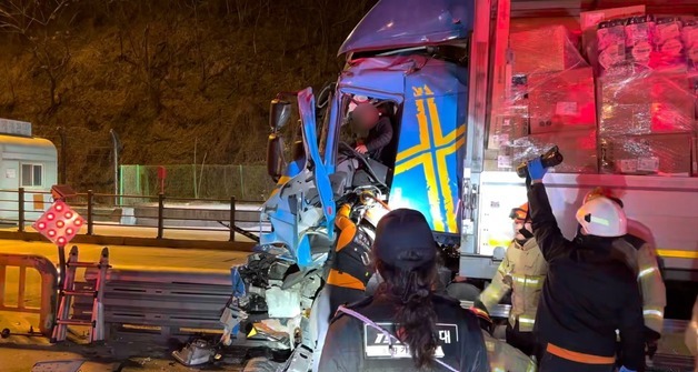 고속도로 달리던 화물차, 가드레일 '쾅'…운전자 부주의 추정