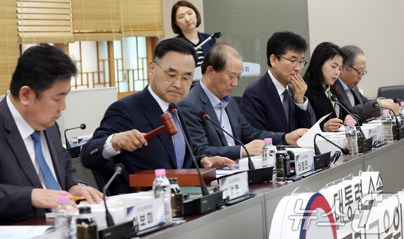 (서울=뉴스1) 김명섭 기자 = 차정인 국가교육위원장이 9일 오후 서울 종로구 세종대로 정부서울청사에서 열린 제 67차 회의에서 모두 발언을 하고 있다. 이날 회의에서는 사교육 특 …