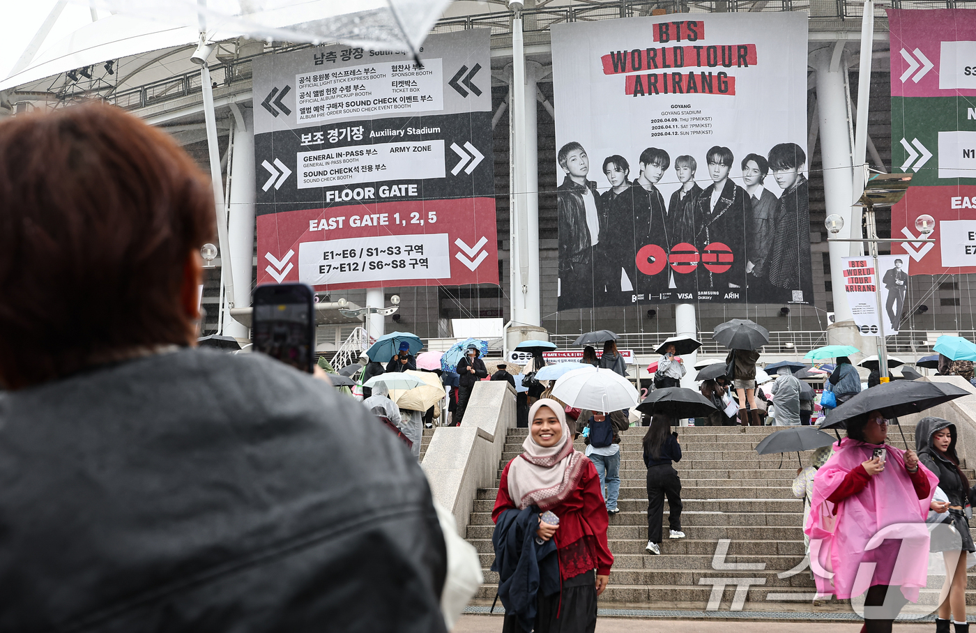 (서울=뉴스1) 김도우 기자 = 9일 BTS 월드투어 공연장인 고양종합운동장 앞에서 팬들이 입장을 기다리고 있다. 2026.4.9/뉴스1