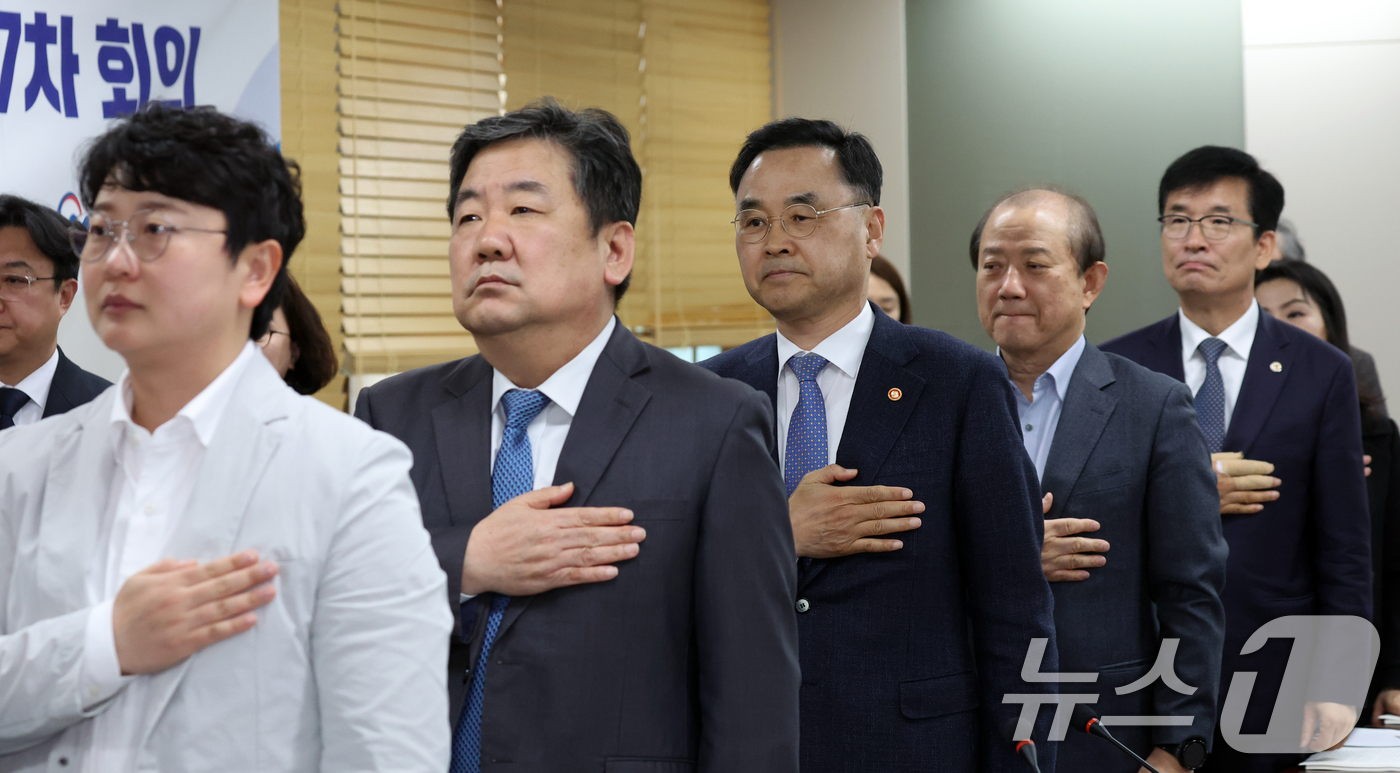 (서울=뉴스1) 김명섭 기자 = 차정인 국가교육위원장과 위원들이 9일 오후 서울 종로구 세종대로 정부서울청사에서 열린 제 67차 회의에서 국기에 대한 경례를 하고 있다. 이날 회의 …