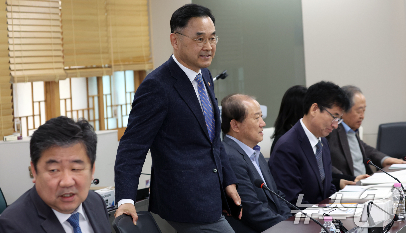 (서울=뉴스1) 김명섭 기자 = 차정인 국가교육위원장이 9일 오후 서울 종로구 세종대로 정부서울청사에서 열린 제 67차 회의에 참석하고 있다. 이날 회의에서는 사교육 특별위원회 구 …